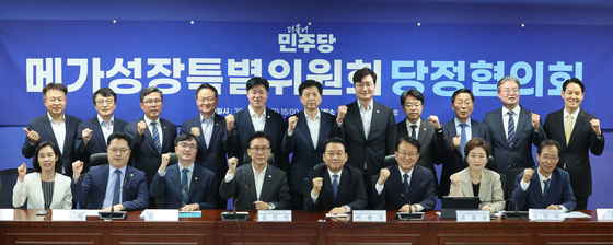 매가성장특위 당정 기념 촬영하는 김민석 대표