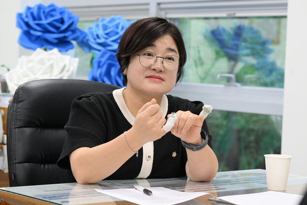 "손가락 붕대요? 시민 향한 사랑 담아 봉숭아 물 들였죠"