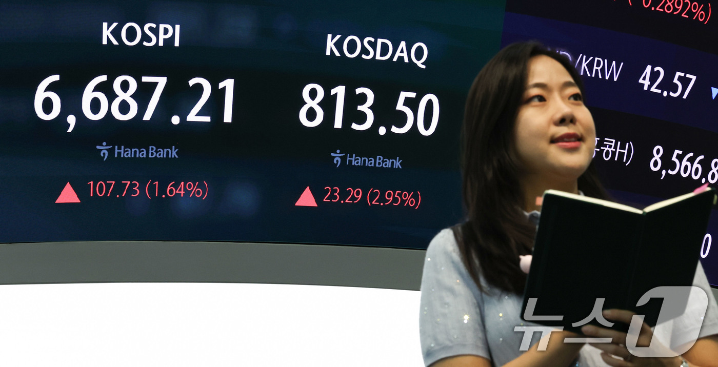 (서울=뉴스1) 이종수 기자 = 4일 오후 서울 중구 하나은행 딜링룸 전광판에 코스피 지수 등 시황이 표시되고 있다.이날 코스피는 전 거래일전일 종가와 비교해 107.73포인트(p …