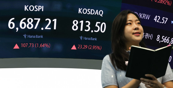 노무라 "삼전닉스 심각한 저평가…메모리 턱없이 부족, 가격 더 오른다"
