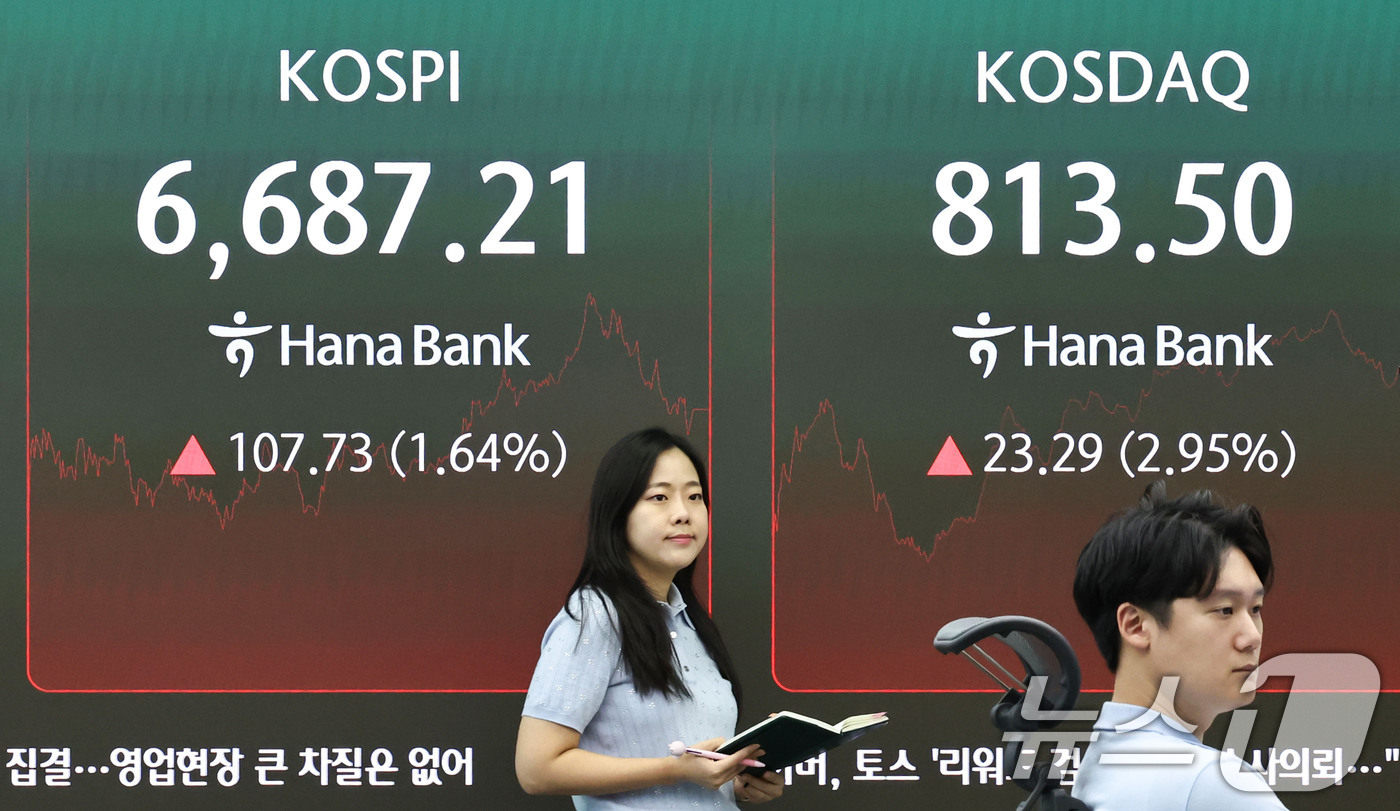 (서울=뉴스1) 이종수 기자 = 4일 오후 서울 중구 하나은행 딜링룸 전광판에 코스피 지수 등 시황이 표시되고 있다. 이날 코스피는 전 거래일전일 종가와 비교해 107.73포인트( …