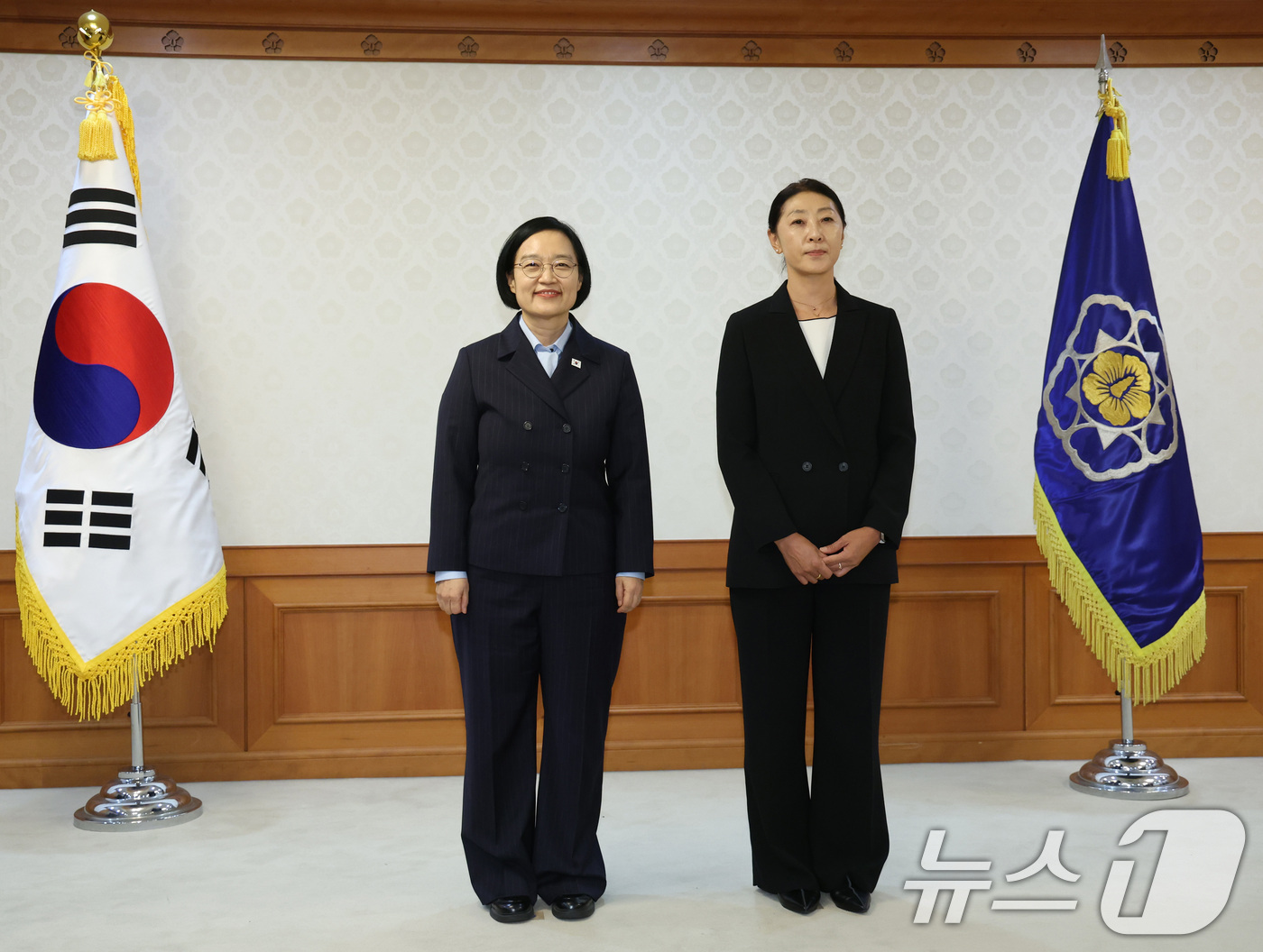 (서울=뉴스1) 이종덕 기자 = 한성숙 국무총리가 4일 오후 서울 종로구 정부서울청사에서 열린 국가스포츠정책위원회 위촉식에서 함은주 스포츠인권연구소 사무총장에게 위원 위촉장을 수여 …