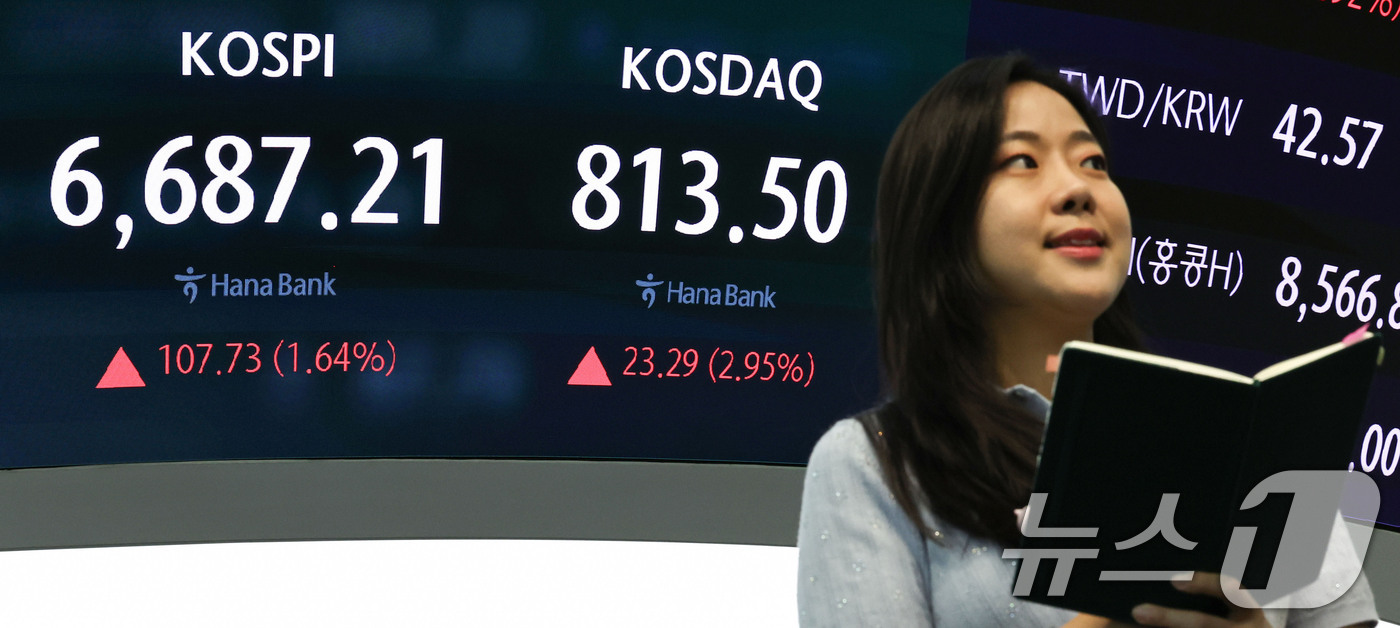 (서울=뉴스1) 이종수 기자 = 4일 오후 서울 중구 하나은행 딜링룸 전광판에 코스피 지수 등 시황이 표시되고 있다. 이날 코스피는 전 거래일전일 종가와 비교해 107.73포인트( …