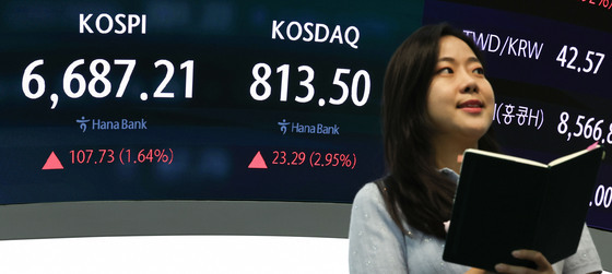 반도체 오르자 개인 3.7조 던졌다…삼전 2.2% SK하닉 3.2% 상승[시황종합]