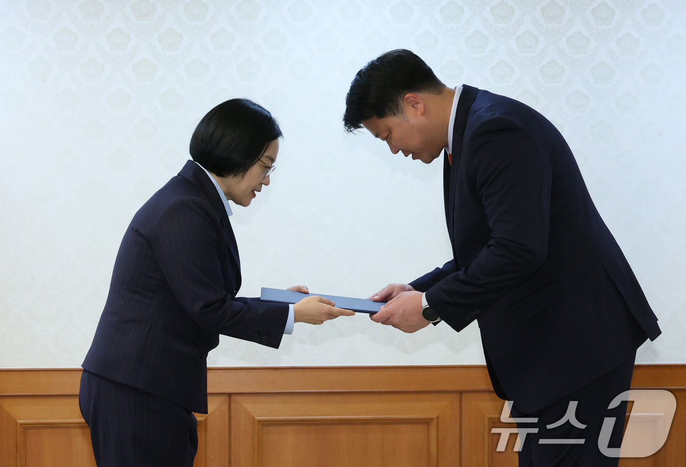 (서울=뉴스1) 이종덕 기자 = 한성숙 국무총리가 4일 오후 서울 종로구 정부서울청사에서 열린 국가스포츠정책위원회 위촉식에서 박성배 축구감독에게 위원 위촉장을 수여하고 있다 202 …