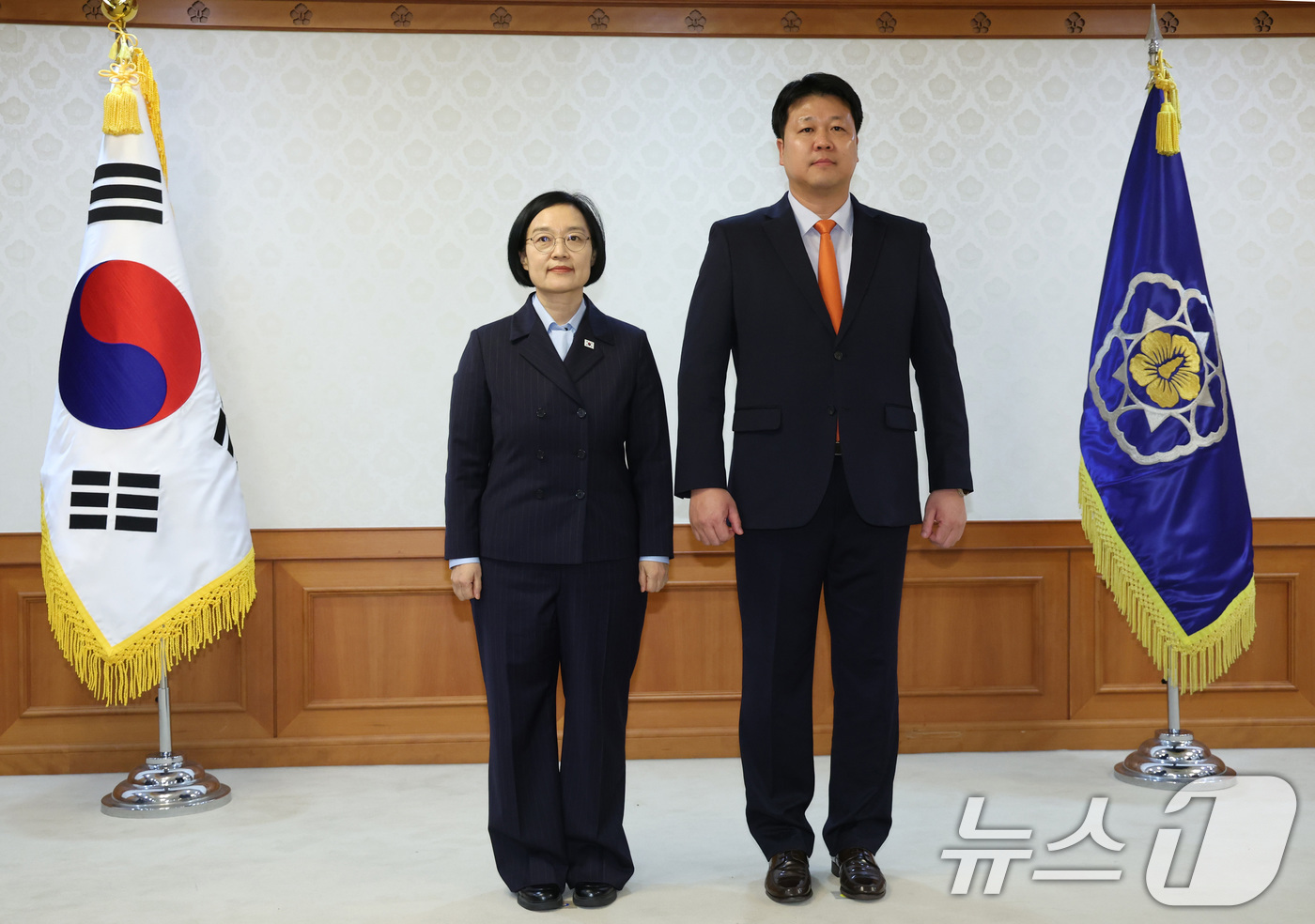 (서울=뉴스1) 이종덕 기자 = 한성숙 국무총리가 4일 오후 서울 종로구 정부서울청사에서 열린 국가스포츠정책위원회 위촉식에서 박성배 축구감독에게 위원 위촉장을 수여한 뒤 기념촬영을 …