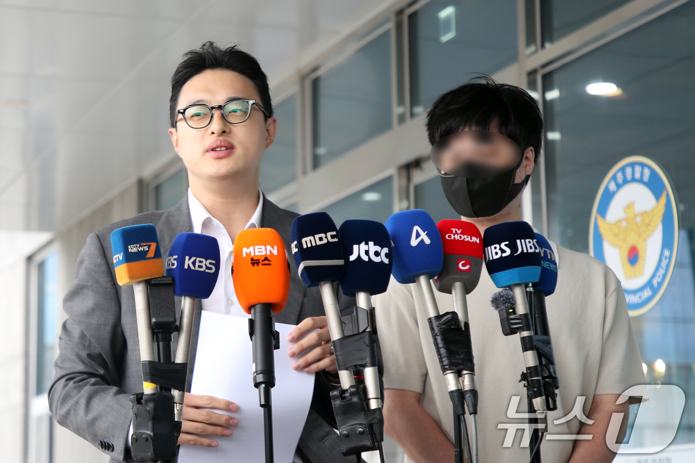 (제주=뉴스1) 홍수영 기자 = '실종 허위종결 사건'의 장 모 씨의 오빠 A 씨와 김민호 변호사가 4일 오후 제주경찰청 앞에서 기자회견을 열고 "부 모 경장과 대한민국을 상대로 …