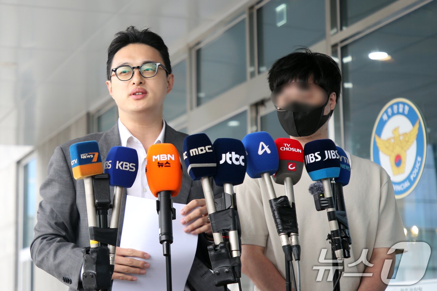 본문 이미지 - '실종 허위종결 사건'의 장 모 씨의 오빠 A 씨와 김민호 변호사가 4일 오후 제주경찰청 앞에서 기자회견을 열고 "부 모 경장과 대한민국을 상대로 국가배상청구 소송을 제기할 것＂이라고 밝히고 있다. 2026.9.4 ⓒ 뉴스1 홍수영 기자