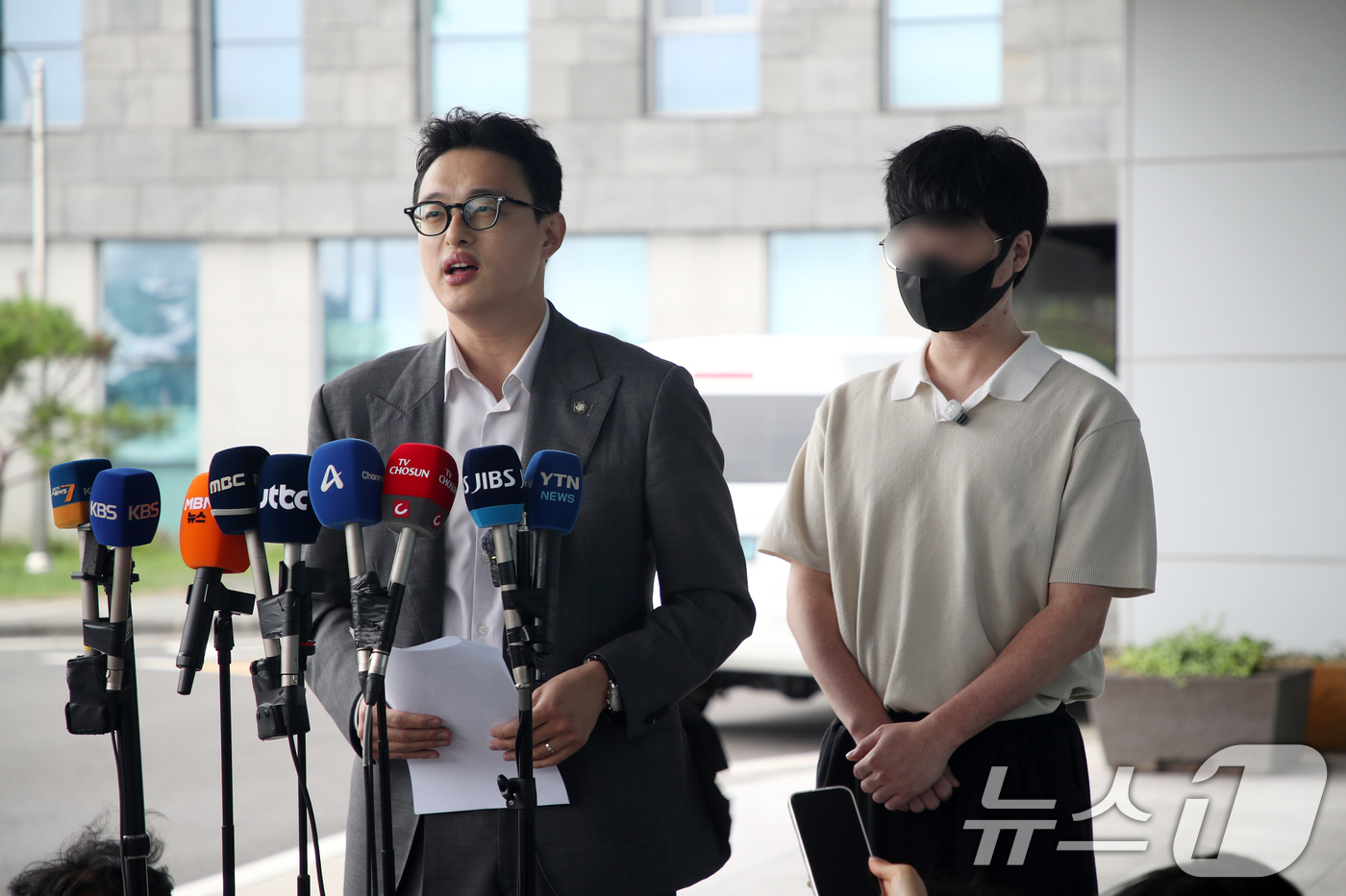 (제주=뉴스1) 홍수영 기자 = '실종 허위종결 사건'의 장 모 씨의 오빠 A 씨와 김민호 변호사가 4일 오후 제주경찰청 앞에서 기자회견을 열고 "부 모 경장과 대한민국을 상대로 …