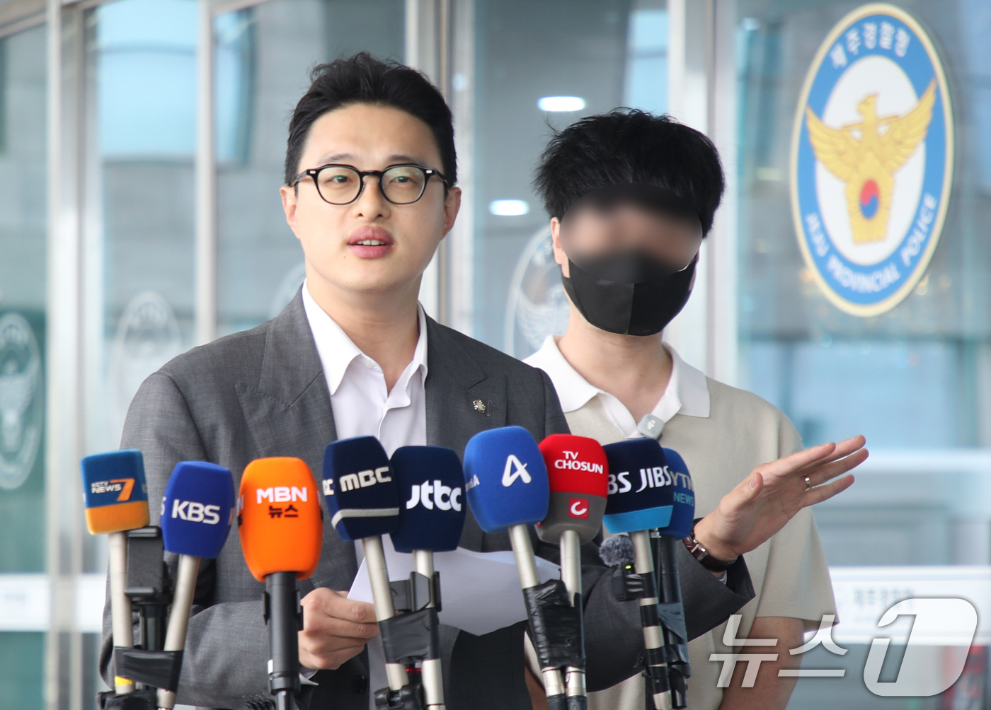(제주=뉴스1) 홍수영 기자 = '실종 허위종결 사건'의 장 모 씨의 오빠 A 씨와 김민호 변호사가 4일 오후 제주경찰청 앞에서 기자회견을 열고 "부 모 경장과 대한민국을 상대로 …