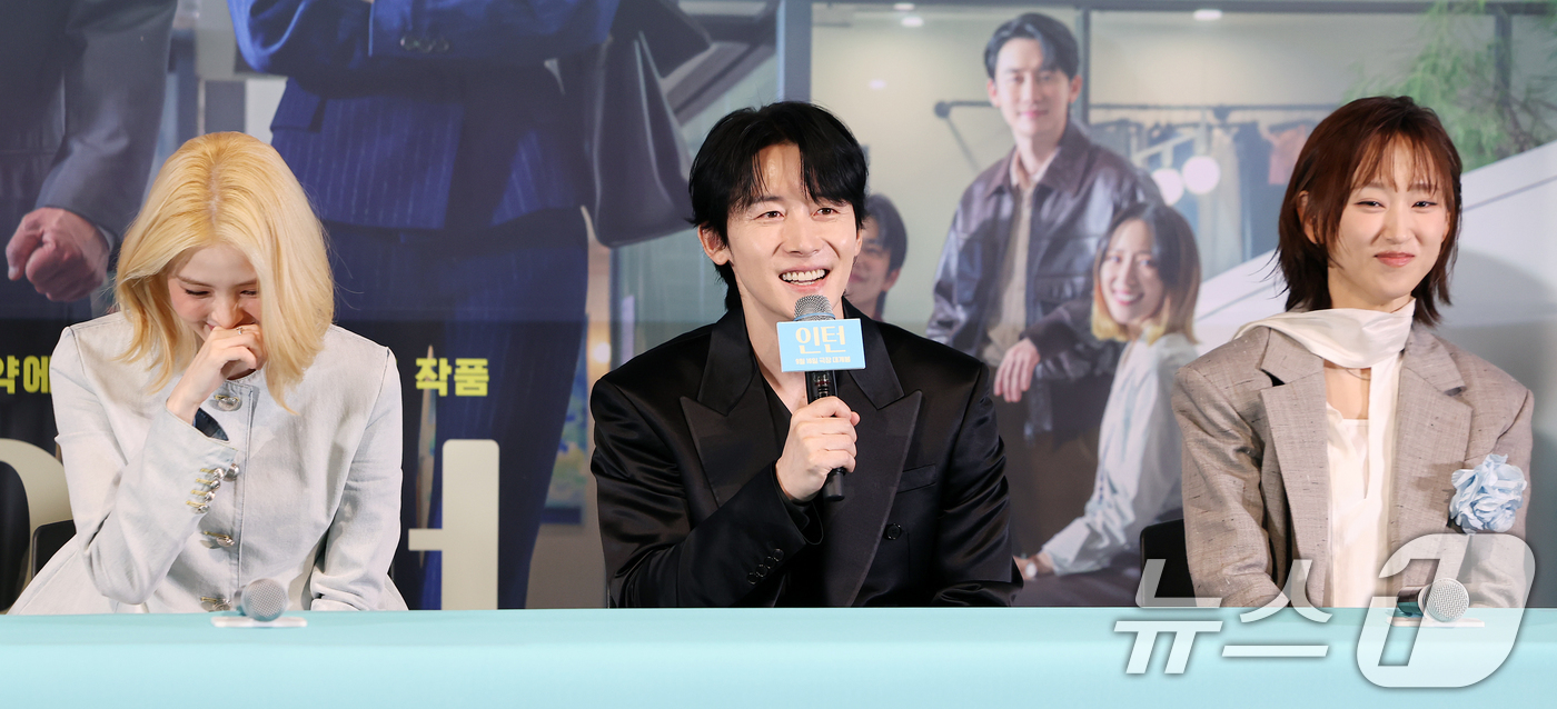 (서울=뉴스1) 김진환 기자 = 배우 한소희(왼쪽부터), 김준한, 류혜영이 4일 오후 서울 용산구 CGV 용산아이파크몰에서 영화 ‘인턴' 언론시사회에 참석해 인사말을 하고 있다.' …