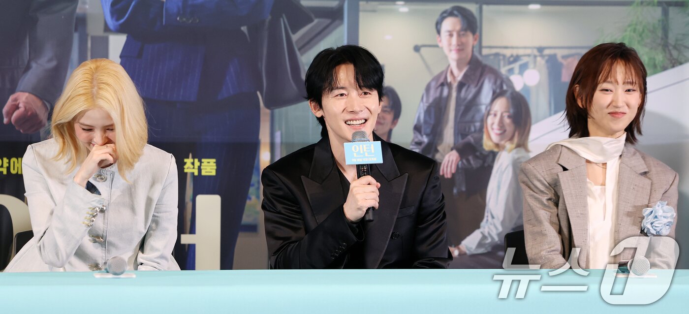 본문 이미지 - 배우 한소희(왼쪽부터), 김준한, 류혜영이 4일 오후 서울 용산구 CGV 용산아이파크몰에서 영화 ‘인턴' 언론시사회에 참석해 인사말을 하고 있다. '인턴'은 '인턴'은 론칭 3년 만에 패션계의 다크호스로 급부상한 선우(한소희 분)의 회사에 경력 37년 차 실버 인턴 기호(최민식 분)가 입사하면서 시작되는 일을 그린 작품이다. 2026.9.4 ⓒ 뉴스1 김진환 기자
