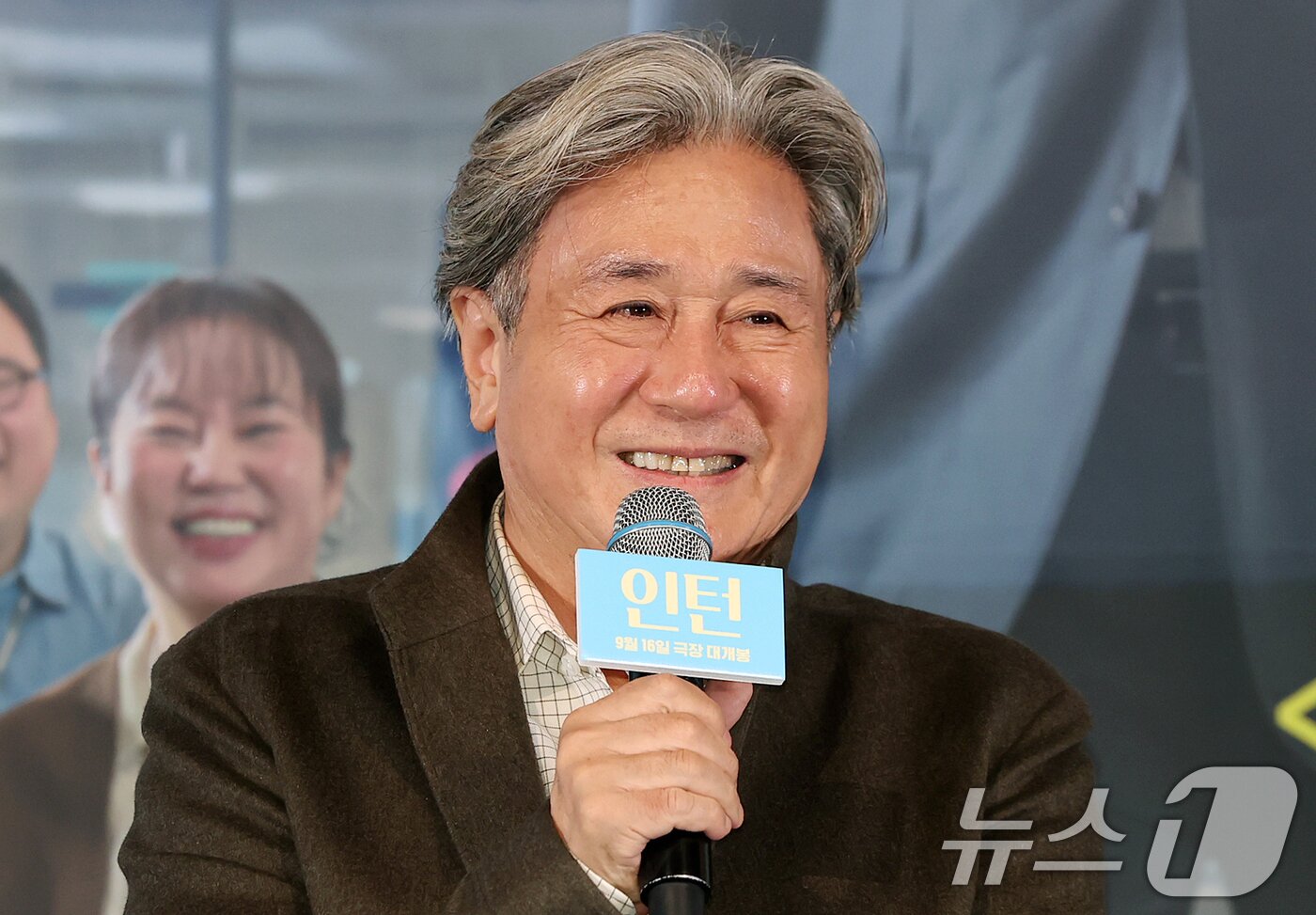 본문 이미지 - 배우 최민식이 4일 오후 서울 용산구 CGV 용산아이파크몰에서 영화 ‘인턴' 언론시사회에 참석해 인사말을 하고 있다. '인턴'은 '인턴'은 론칭 3년 만에 패션계의 다크호스로 급부상한 선우(한소희 분)의 회사에 경력 37년 차 실버 인턴 기호(최민식 분)가 입사하면서 시작되는 일을 그린 작품이다. 2026.9.4 ⓒ 뉴스1 김진환 기자