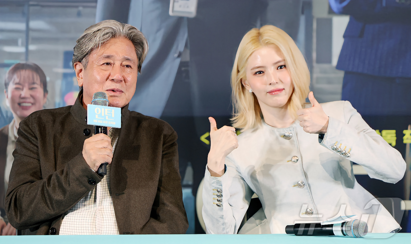 (서울=뉴스1) 김진환 기자 = 배우 최민식과 한소희가 4일 오후 서울 용산구 CGV 용산아이파크몰에서 영화 ‘인턴' 언론시사회에 참석해 취재진 질문에 답변하고 있다.'인턴'은 ' …