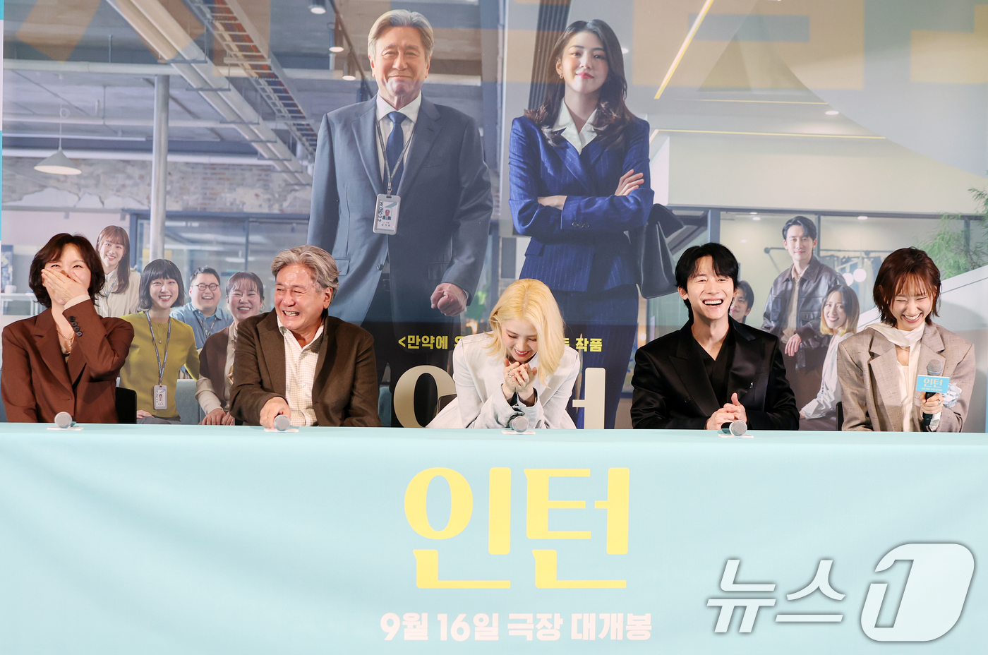 (서울=뉴스1) 김진환 기자 = 김도영 감독(왼쪽부터), 배우 최민식, 한소희, 김준한, 류혜영이 4일 오후 서울 용산구 CGV 용산아이파크몰에서 영화 ‘인턴' 언론시사회에 참석해 …