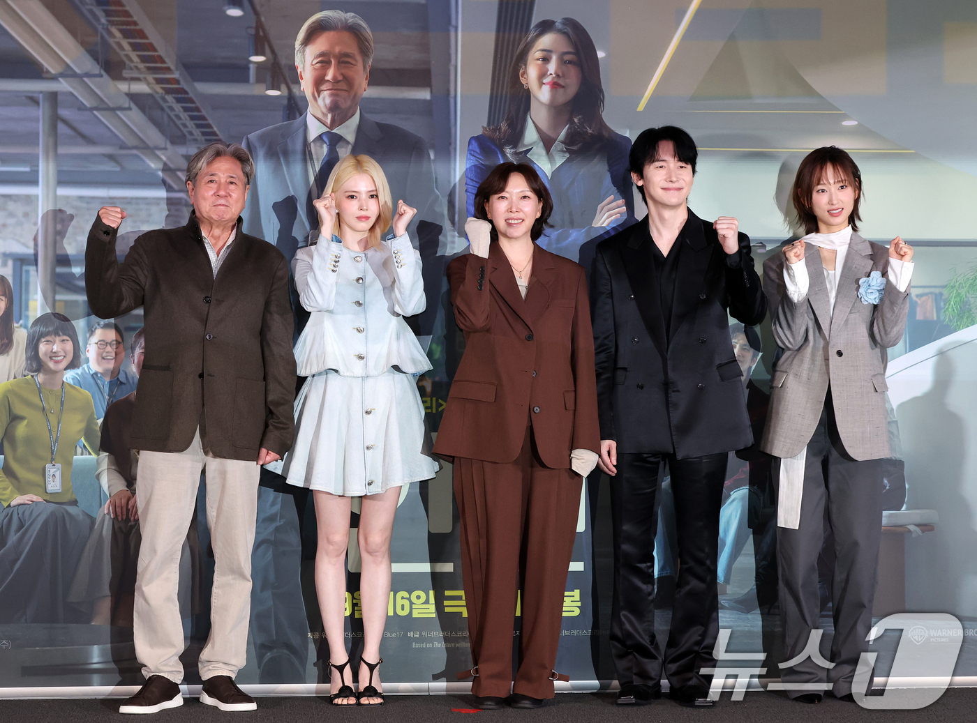 (서울=뉴스1) 김진환 기자 = 배우 최민식(왼쪽부터), 한소희, 김도영 감독, 배우 김준한, 류혜영이 4일 오후 서울 용산구 CGV 용산아이파크몰에서 영화 ‘인턴' 언론시사회에 …
