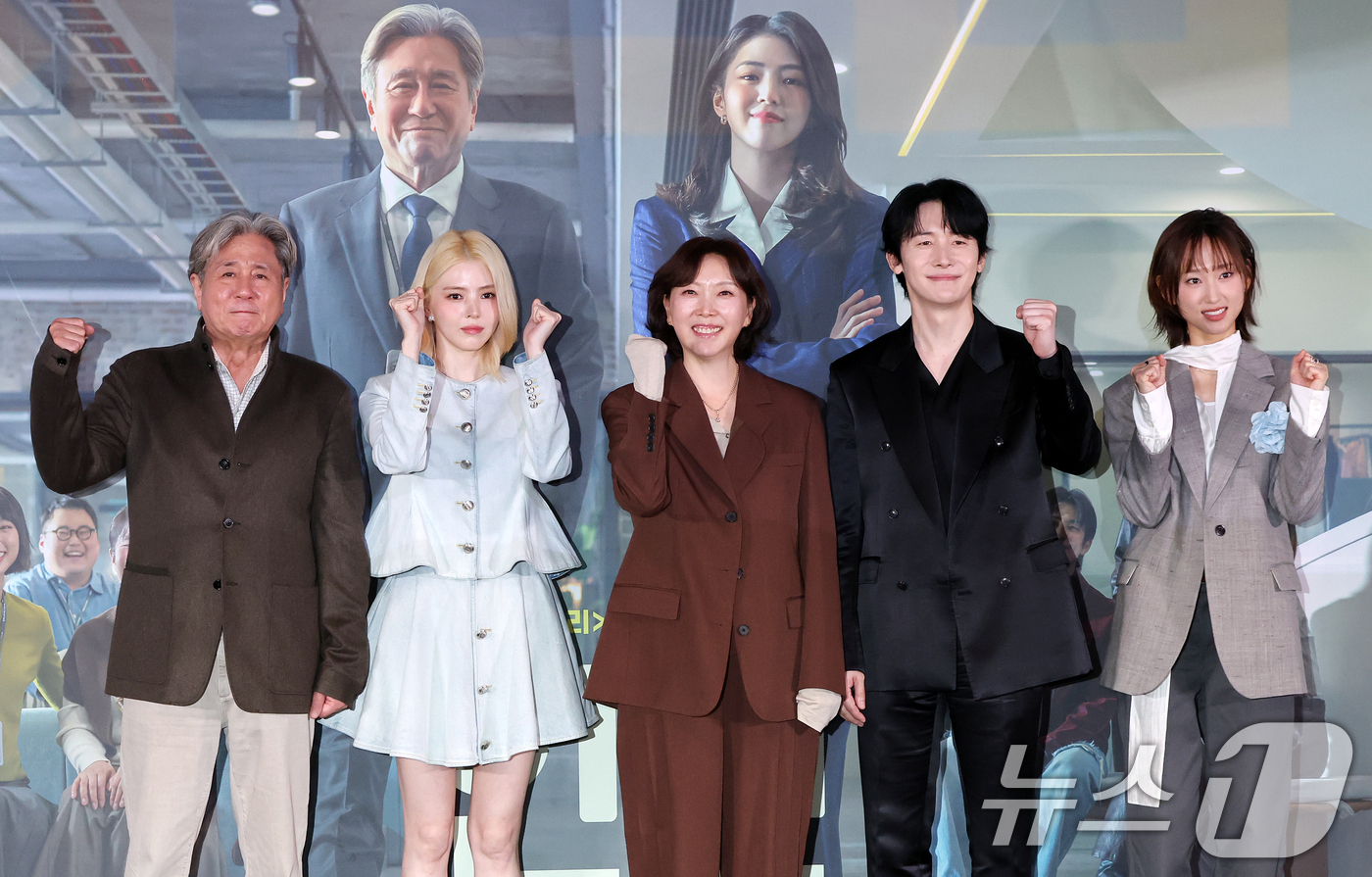 (서울=뉴스1) 김진환 기자 = 배우 최민식(왼쪽부터), 한소희, 김도영 감독, 배우 김준한, 류혜영이 4일 오후 서울 용산구 CGV 용산아이파크몰에서 영화 ‘인턴' 언론시사회에 …