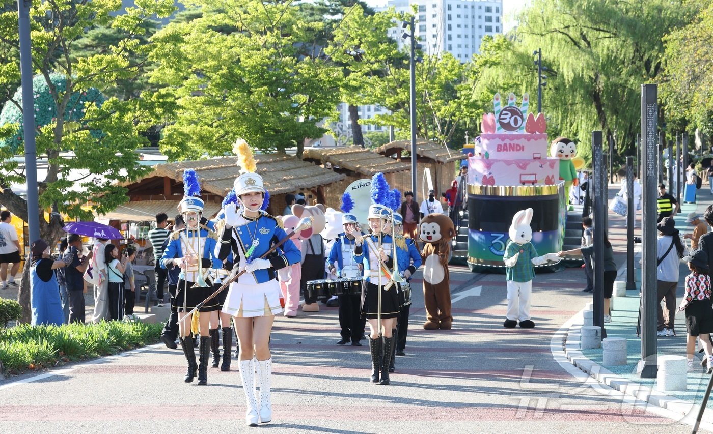 (무주=뉴스1) 유경석 기자 = 무주 반딧불 축제가 시작된 4일 전북 무주군 반딧불 축제 행사장 일원에서 퍼레이드가 펼쳐지고 있다. 2026.9.4/뉴스1