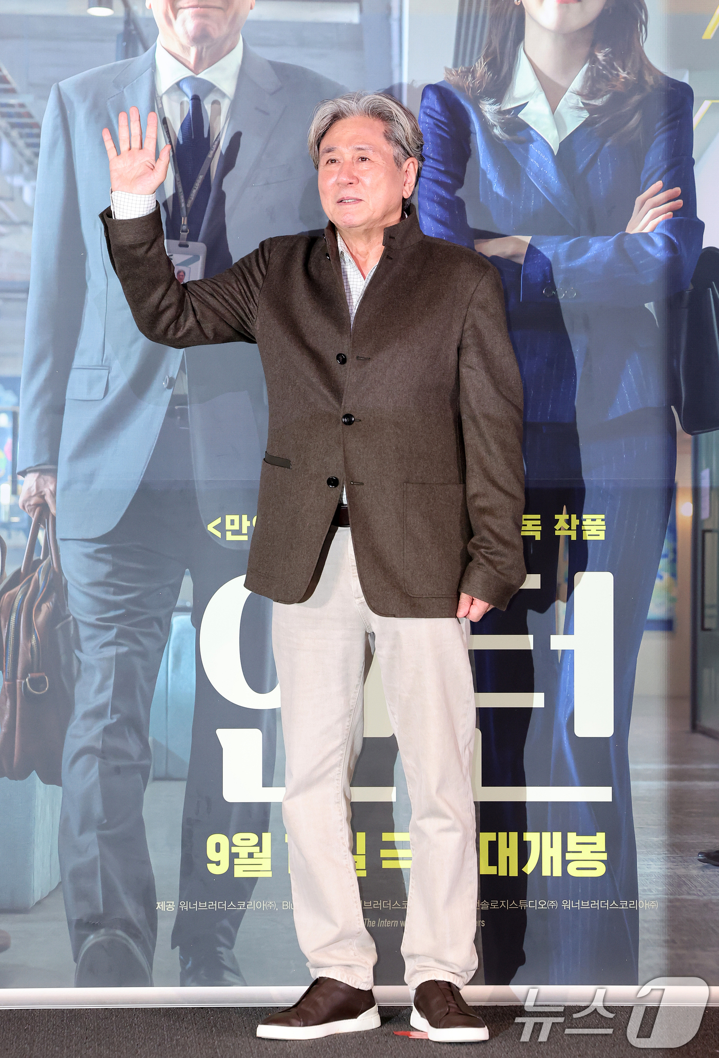 (서울=뉴스1) 김진환 기자 = 배우 최민식이 4일 오후 서울 용산구 CGV 용산아이파크몰에서 영화 ‘인턴' 언론시사회에 참석해 포즈를 취하고 있다.'인턴'은 '인턴'은 론칭 3년 …