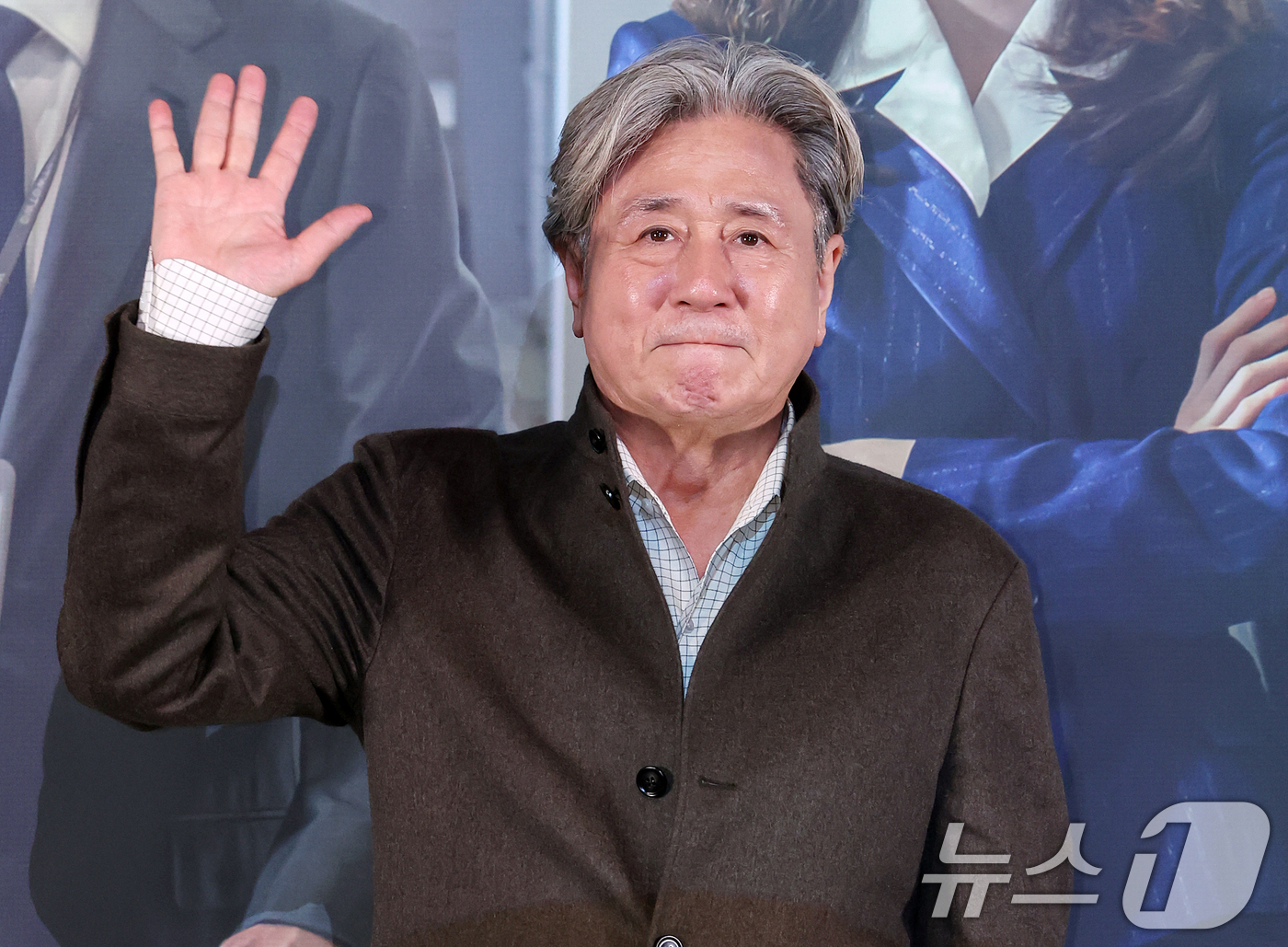 (서울=뉴스1) 김진환 기자 = 배우 최민식이 4일 오후 서울 용산구 CGV 용산아이파크몰에서 영화 ‘인턴' 언론시사회에 참석해 포즈를 취하고 있다.'인턴'은 '인턴'은 론칭 3년 …