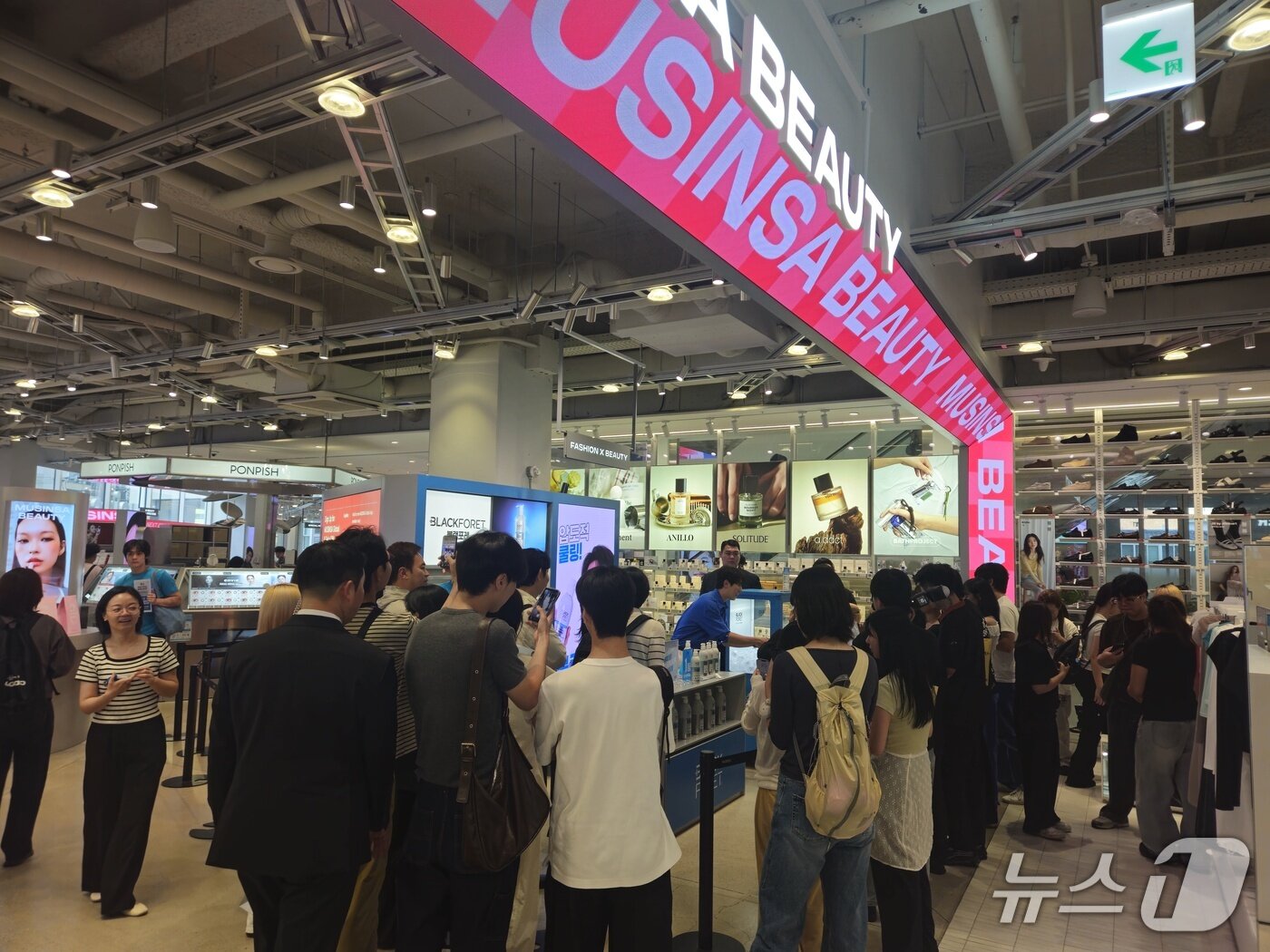 본문 이미지 - 4일 오후 무신사 메가스토어 성수에서 열린 애경산업의 블랙포레 브랜드 행사장 현장. 김원훈을 보기 위한 인파로 북적거리고 있다. ⓒ 뉴스1 박혜연 기자