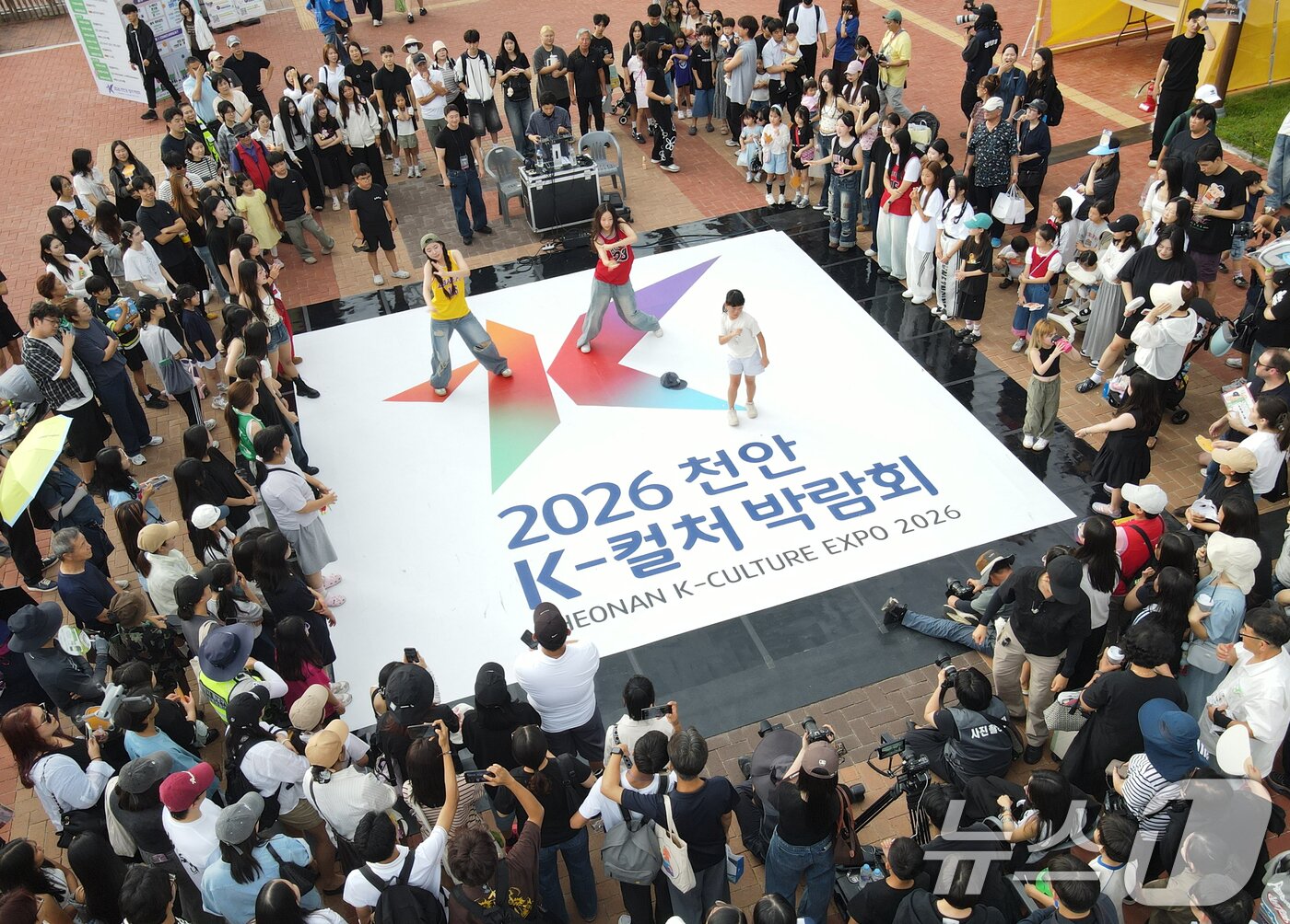 본문 이미지 - 4일 충남 천안 독립기념관에서 열린 2026 천안 K-컬처 박람회가 관람객들로 붐비고 있다. 오는 6일까지 진행되는 박람회는 ‘K컬처, 세계의 중심에 서다’를 주제로 한류 문화 콘텐츠의 다양성과 산업적 가치를 조명한다. 2026.9.4 ⓒ 뉴스1 김기태 기자