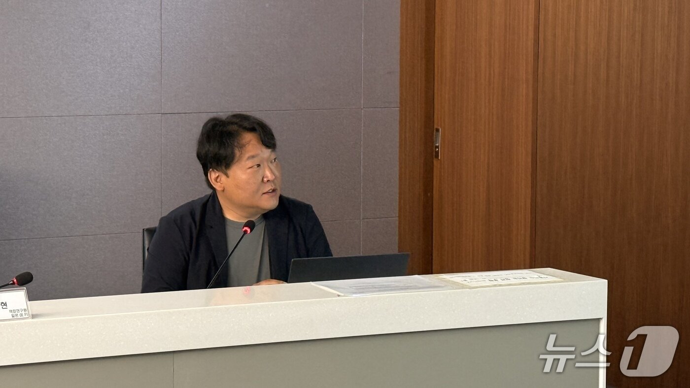 본문 이미지 - 4일 경기 용인의 금호타이어 중앙연구소에서 이재현 책임연구원이 취재진을 상대로 르노코리아 중형 SUV '그랑 콜레오스'와 준대형 크로스오버(CUV) '필랑트'에 장착된 신차용 타이어(OE) 개발에 대해 설명하고 있다(르노코리아 제공). 2026.9.4.