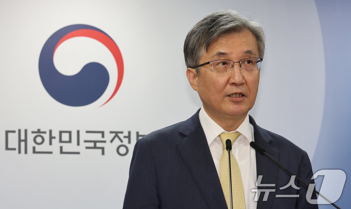 본문 이미지 - 이주원 중수청장 후보추천위원장이 4일 서울 종로구 정부서울청사에서 중대범죄수사청장 후보추천위원회 회의 결과를 발표하고 있다. 이날 위원회는 심사를 거쳐 김관정, 김지용, 문홍주 변호사, 이윤제 명지대학교 법학과 교수 등 총 4명을 중대범죄수사청장 후보자로 추천했다. 2026.9.4 ⓒ 뉴스1 이종덕 기자