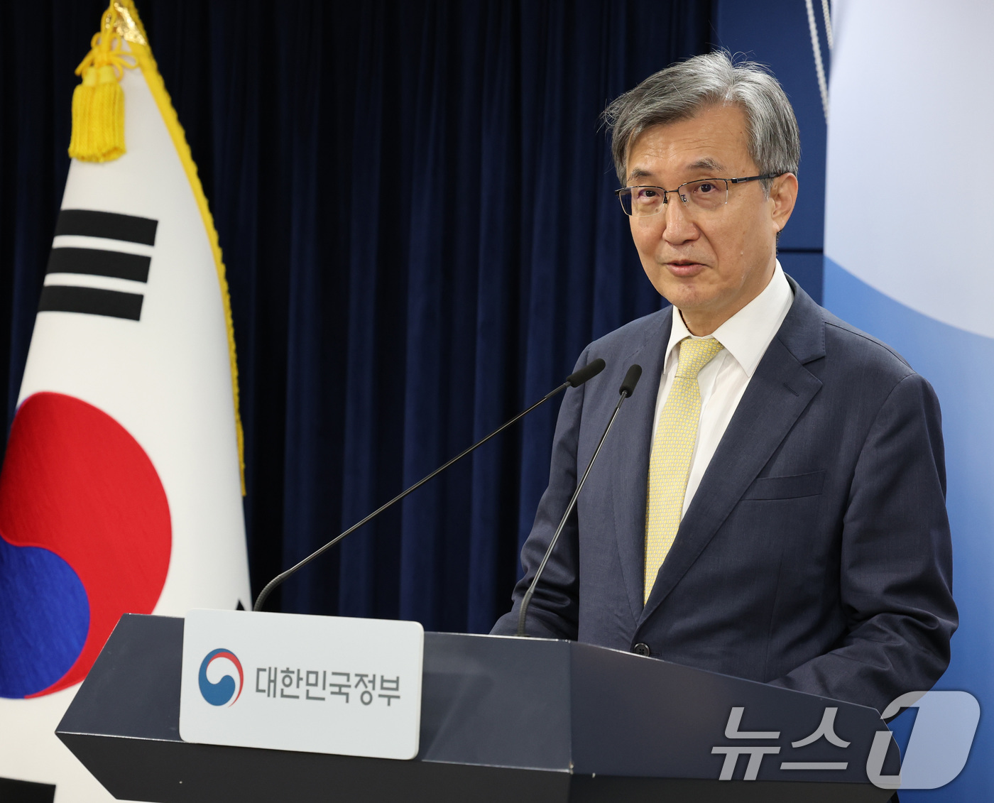 (서울=뉴스1) 이종덕 기자 = 이주원 중수청장 후보추천위원장이 4일 서울 종로구 정부서울청사에서 중대범죄수사청장 후보추천위원회 회의 결과를 발표하고 있다.이날 위원회는 심사를 거 …