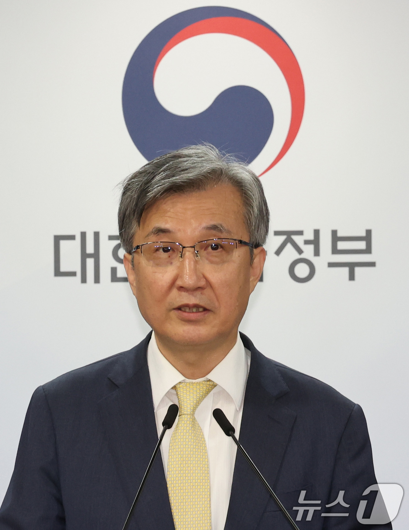 (서울=뉴스1) 이종덕 기자 = 이주원 중수청장 후보추천위원장이 4일 서울 종로구 정부서울청사에서 중대범죄수사청장 후보추천위원회 회의 결과를 발표하고 있다.이날 위원회는 심사를 거 …