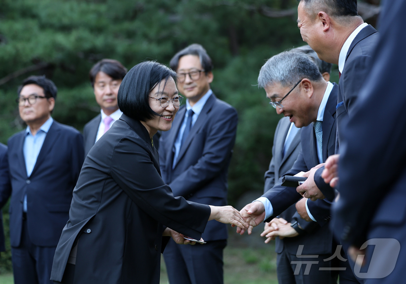 (서울=뉴스1) 김성진 기자 = 한성숙 국무총리가 4일 서울 종로구 국무총리 서울공관에서 열린 주택건설·개발업계 간담회에서 건설사 대표들과 인사하고 있다. 2026.9.4/뉴스1