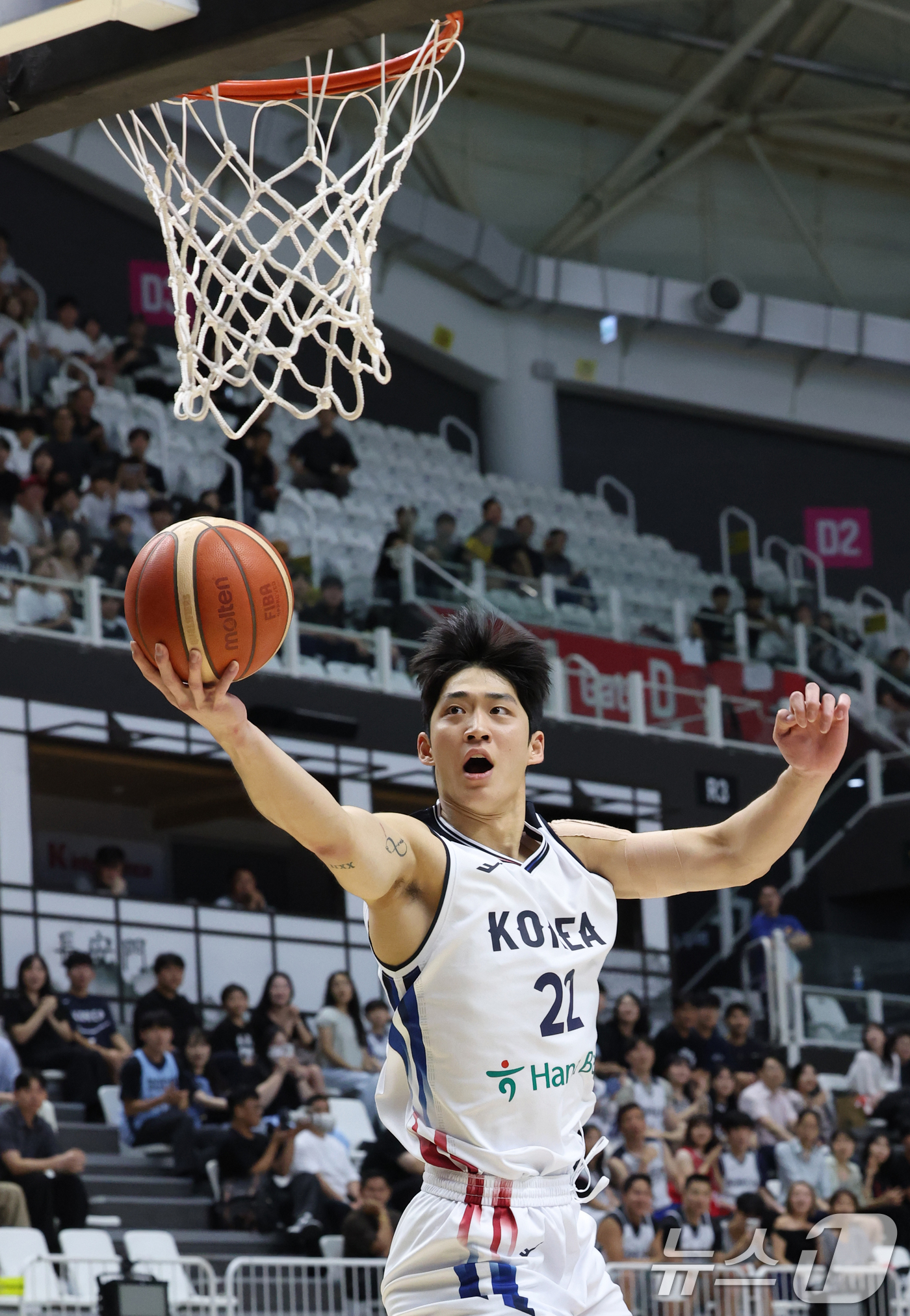 (수원=뉴스1) 김영운 기자 = 4일 경기 수원시 권선구 수원KT소닉붐아레나에서 열린 2026 남자농구 국가대표 평가전 한국과 필리핀의 경기에서 한국 여준석이 슛을 하고 있다. 2 …