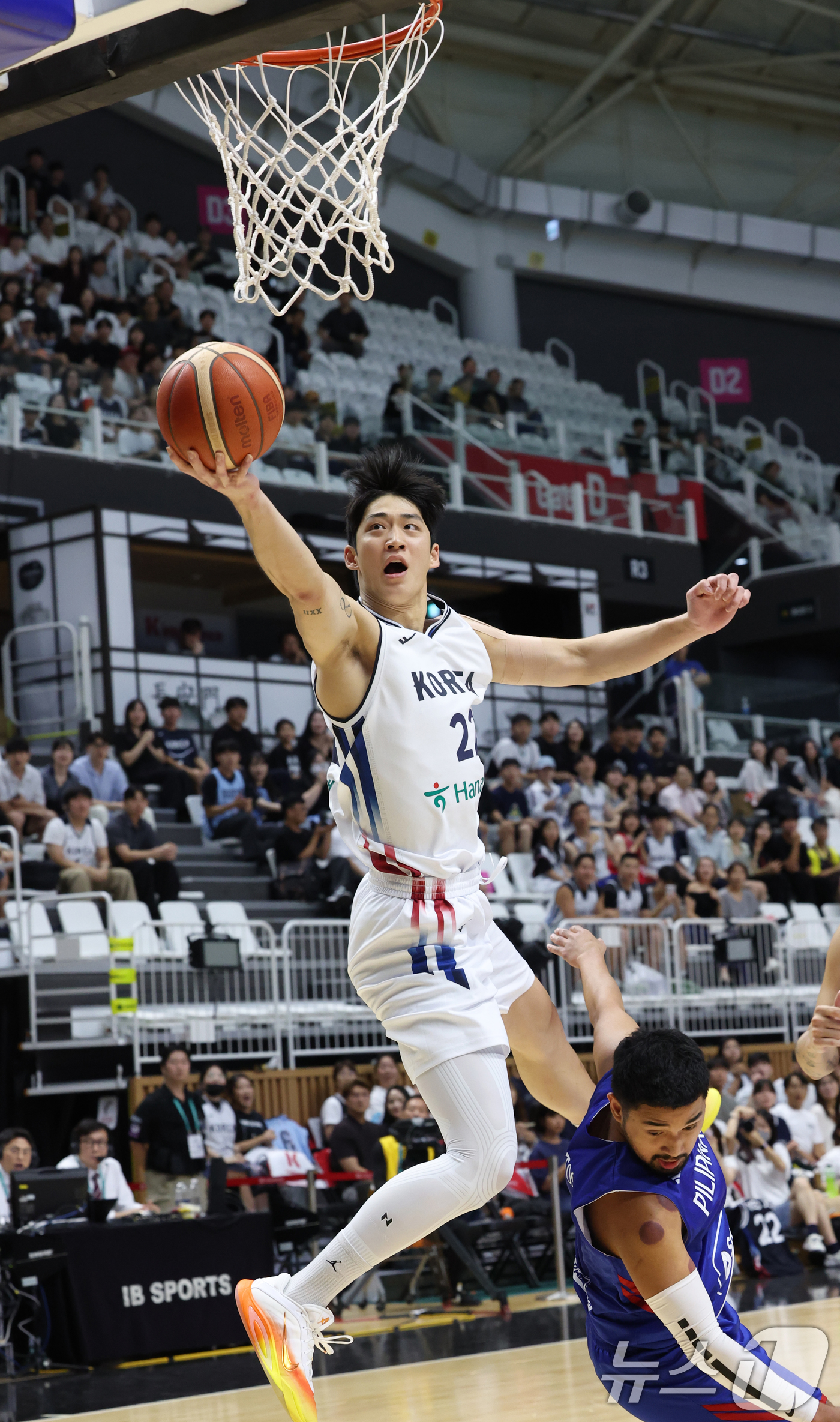 (수원=뉴스1) 김영운 기자 = 4일 경기 수원시 권선구 수원KT소닉붐아레나에서 열린 2026 남자농구 국가대표 평가전 한국과 필리핀의 경기에서 한국 여준석이 슛을 하고 있다. 2 …