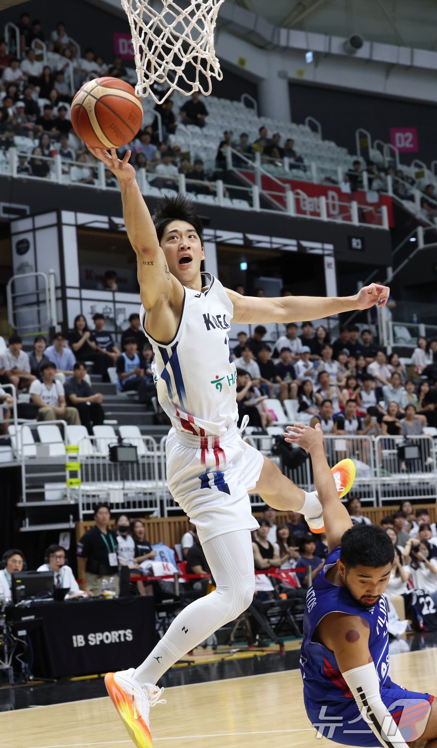 (수원=뉴스1) 김영운 기자 = 4일 경기 수원시 권선구 수원KT소닉붐아레나에서 열린 2026 남자농구 국가대표 평가전 한국과 필리핀의 경기에서 한국 여준석이 슛을 하고 있다. 2 …
