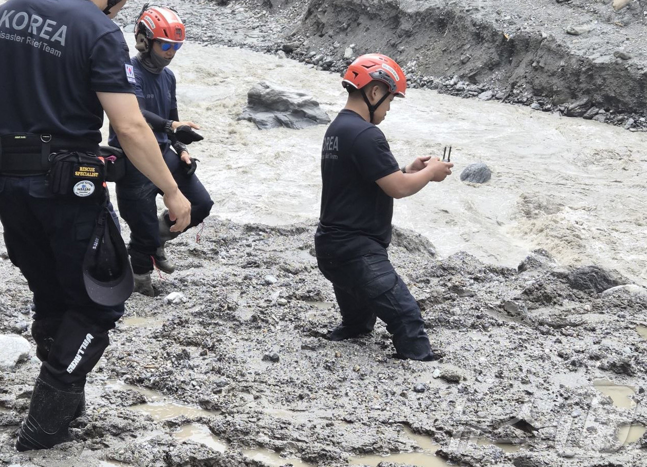 (서울=뉴스1) = 4일(현지시간) 네팔 라수와 지역 위어댐 부근에서 KDRT 구조팀이 실종된 한국인들을 찾기 위해 드론 수색을 하고 있다. (외교부 제공. 재판매 및 DB금지) …