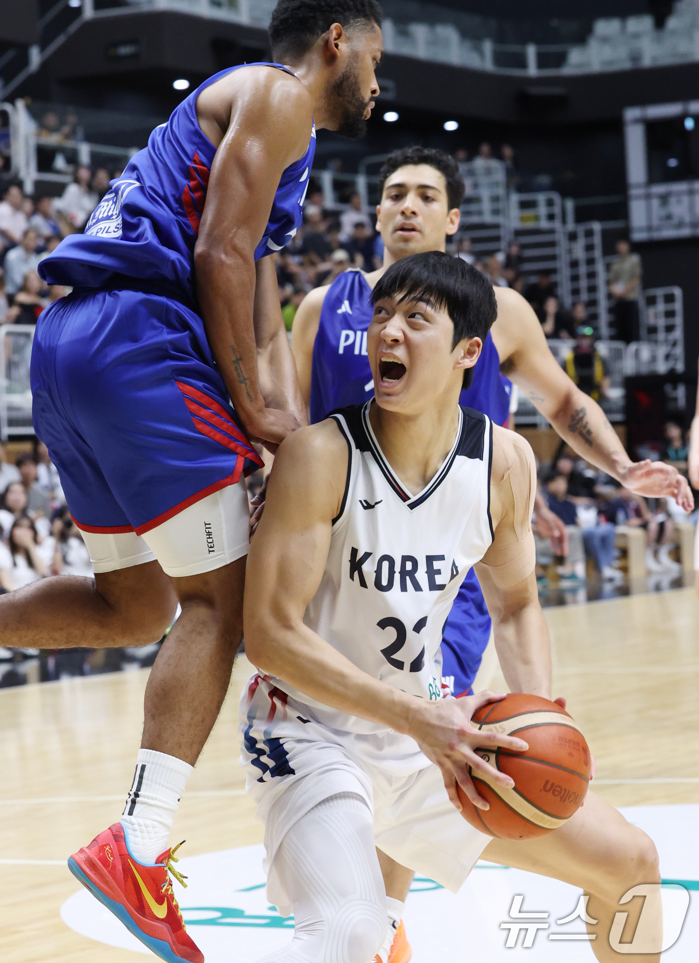 (수원=뉴스1) 김영운 기자 = 4일 경기 수원시 권선구 수원KT소닉붐아레나에서 열린 2026 남자농구 국가대표 평가전 한국과 필리핀의 경기에서 한국 여준석이 돌파하고 있다. 20 …