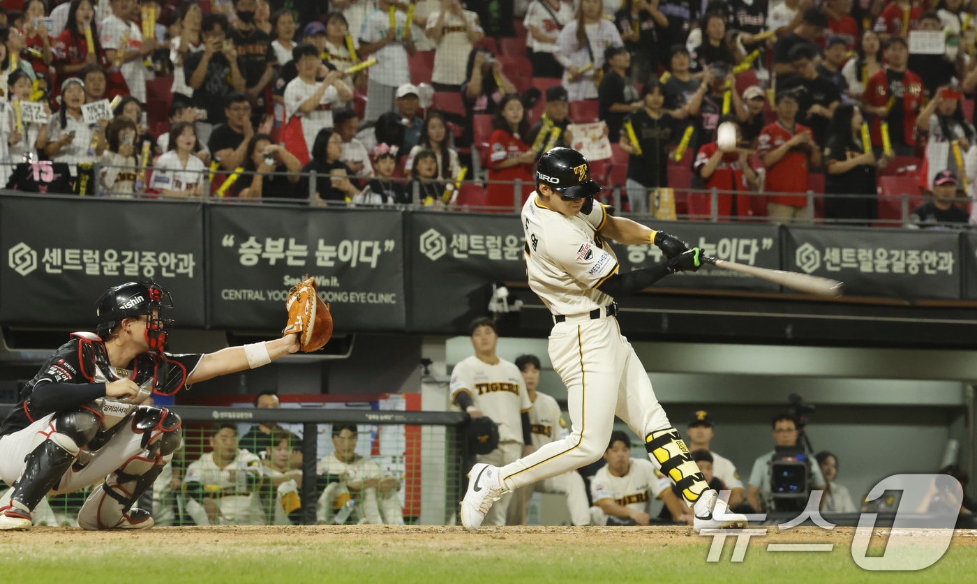 (광주=뉴스1) 김태성 기자 = 4일 광주 챔피언스필드에서 열린 2026 신한 SOL KBO리그 기아 타이거즈와 KT위즈의 경기에서 3회말 1사 상황에서 KIA 김도영이 배트를 휘 …