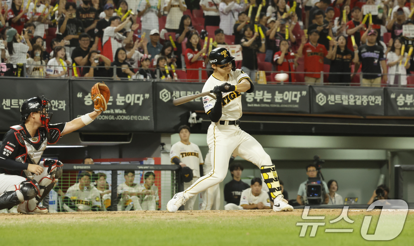 (광주=뉴스1) 김태성 기자 = 4일 광주 챔피언스필드에서 열린 2026 신한 SOL KBO리그 기아 타이거즈와 KT위즈의 경기에서 3회말 1사 상황에서 KIA 김도영이 2루타를 …