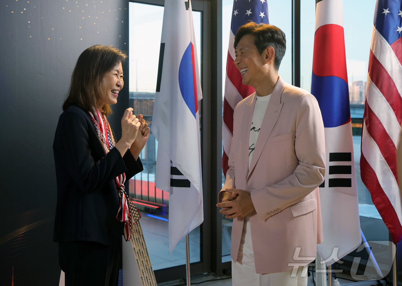 (서울=뉴스1) 사진공동취재단 = 미셸 스틸 주한미국대사가 4일 서울 영등포구 유람선터미널에서 열린 '프리덤 250 기념 불꽃쇼 및 드론쇼'에서 배우 이정재와 대화하고 있다.이 행 …
