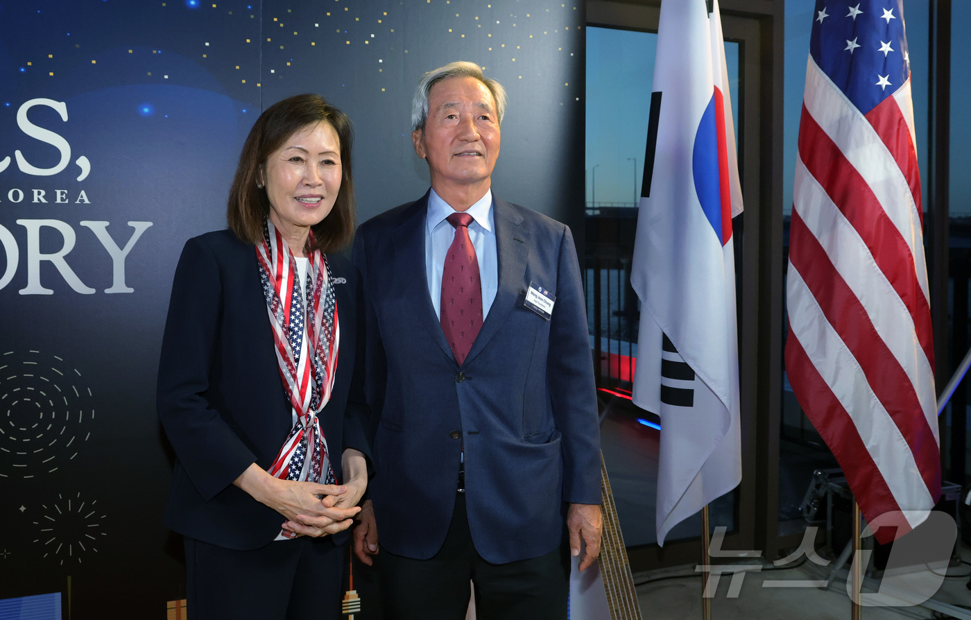 (서울=뉴스1) 사진공동취재단 = 미셸 스틸 주한미국대사가 4일 서울 영등포구 유람선터미널에서 열린 '프리덤 250 기념 불꽃쇼 및 드론쇼'에서 정몽준 아산사회복지재단 이사장과 기 …