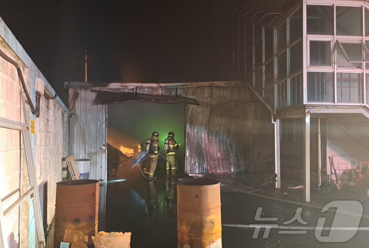 (고령=뉴스1) 이성덕 기자 = 4일 오후 6시45분쯤 경북 고령군의 한 LED(발광다이오드) 소자 제조업체에서 불이 나 소방 당국이 진화 작업을 벌이고 있다. (경북소방본부 제공 …
