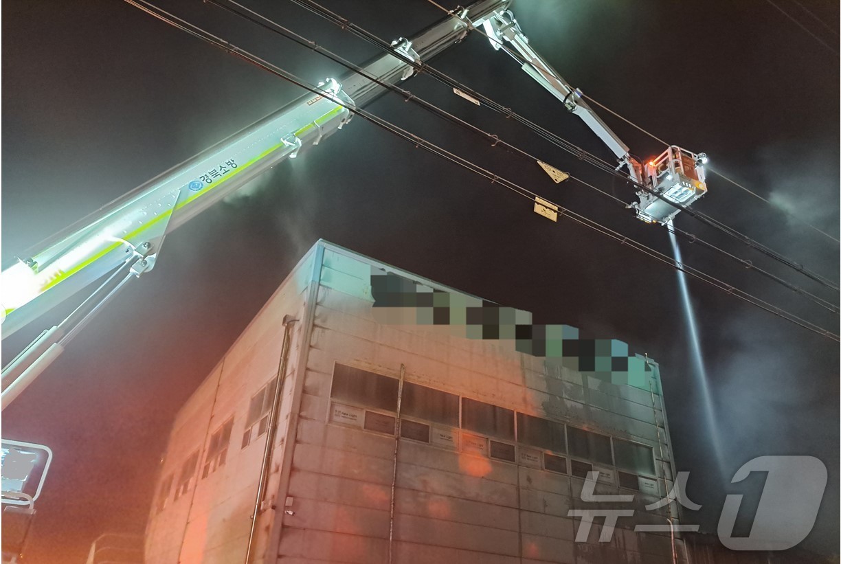 (고령=뉴스1) 이성덕 기자 = 4일 오후 6시45분쯤 경북 고령군의 한 LED(발광다이오드) 소자 제조업체에서 불이 나 소방 당국이 진화 작업을 벌이고 있다. (경북소방본부 제공 …