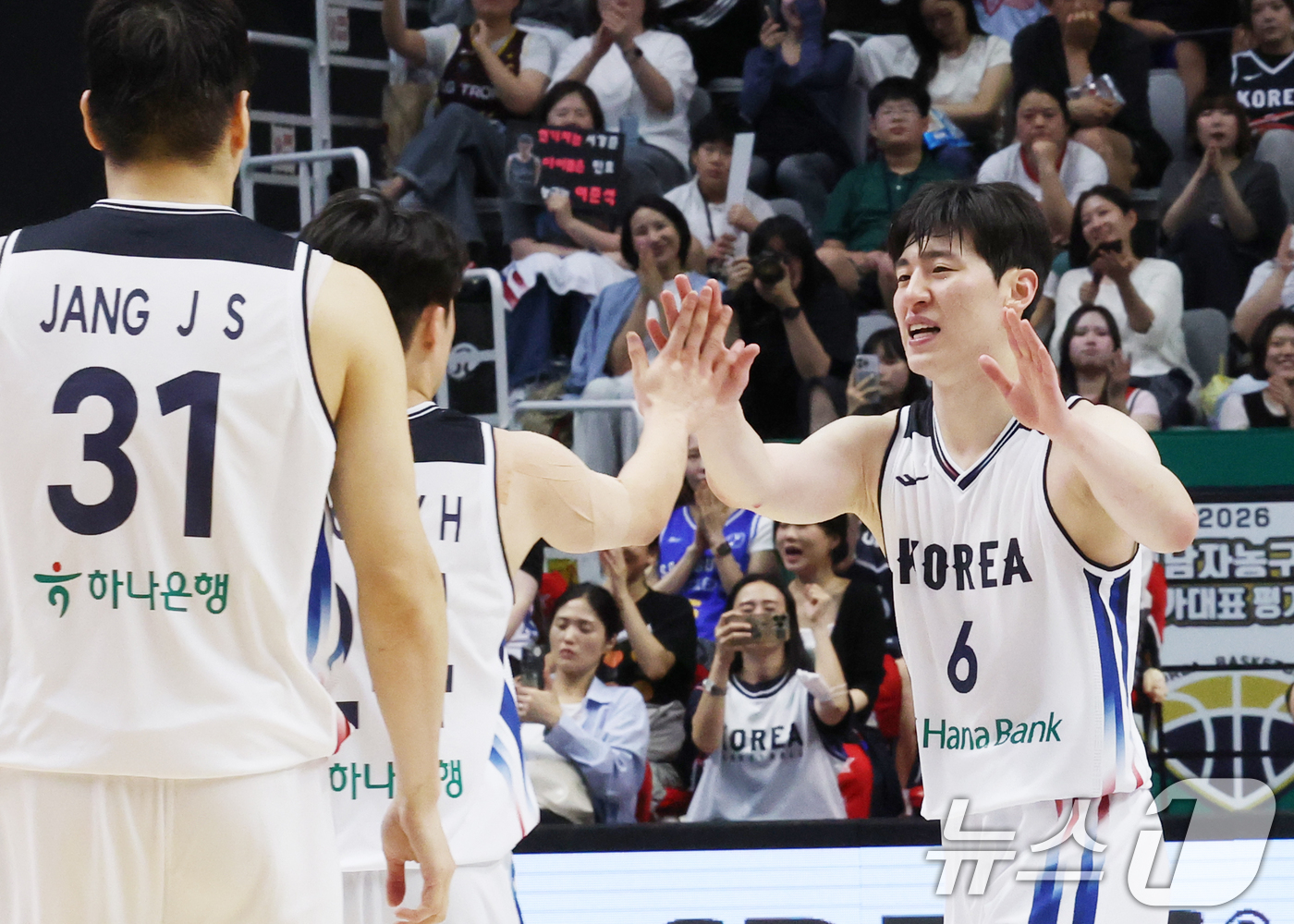 (수원=뉴스1) 김영운 기자 = 4일 경기 수원시 권선구 수원KT소닉붐아레나에서 열린 2026 남자농구 국가대표 평가전 한국과 필리핀의 경기에서 한국 이정현이 슛을 넣은 뒤 기뻐하 …