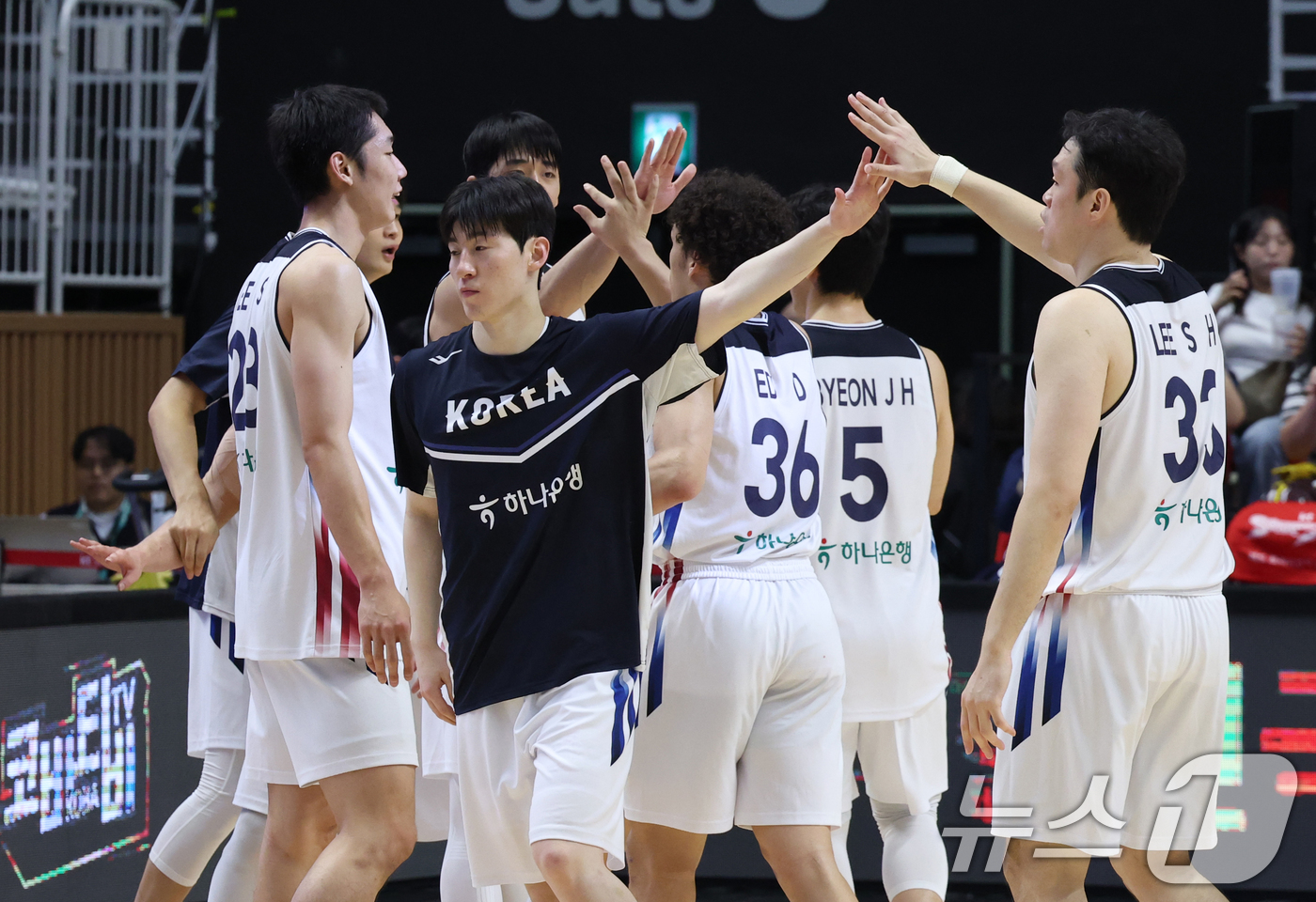 (수원=뉴스1) 김영운 기자 = 4일 경기 수원시 권선구 수원KT소닉붐아레나에서 열린 2026 남자농구 국가대표 평가전 한국과 필리핀의 경기에서 승리를 거둔 한국 선수들이 기뻐하고 …