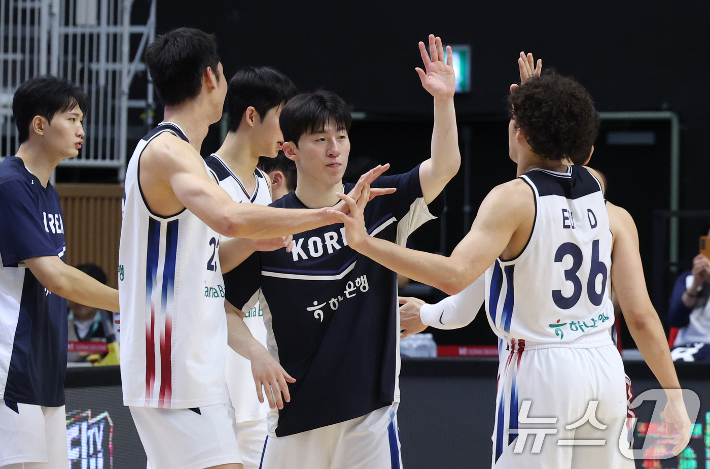 (수원=뉴스1) 김영운 기자 = 4일 경기 수원시 권선구 수원KT소닉붐아레나에서 열린 2026 남자농구 국가대표 평가전 한국과 필리핀의 경기에서 승리를 거둔 한국 선수들이 기뻐하고 …