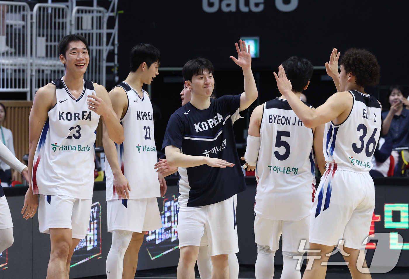 (수원=뉴스1) 김영운 기자 = 4일 경기 수원시 권선구 수원KT소닉붐아레나에서 열린 2026 남자농구 국가대표 평가전 한국과 필리핀의 경기에서 승리를 거둔 한국 선수들이 기뻐하고 …