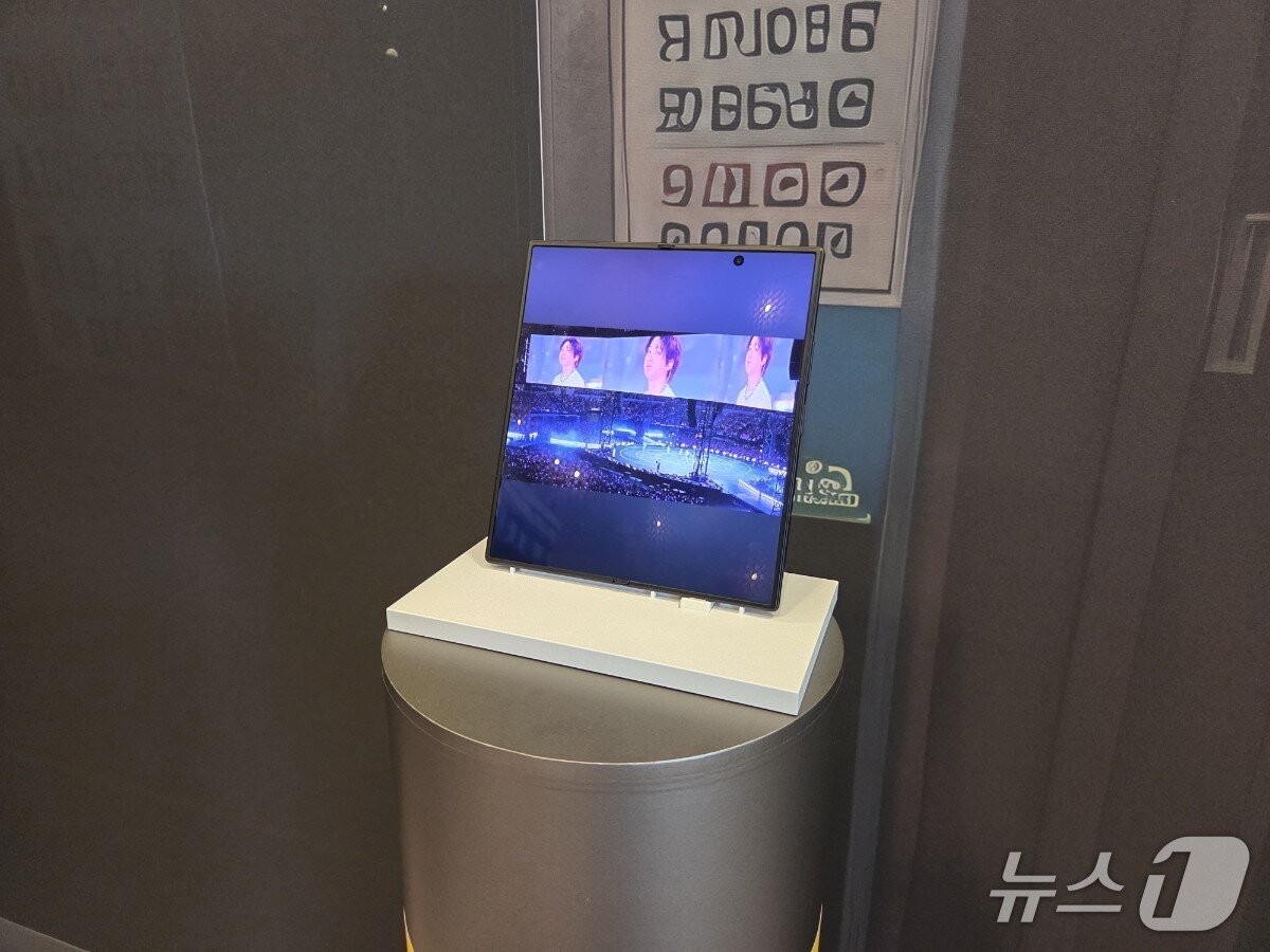 본문 이미지 - 삼성전자가 IFA 2026에서 크리에이터 허브 공간을 마련하고 체험형 전시를 위해 '갤럭시 폴드 8 울트라'를 전시하고 있다. 2026. 9. 4/뉴스1 황진중 기자