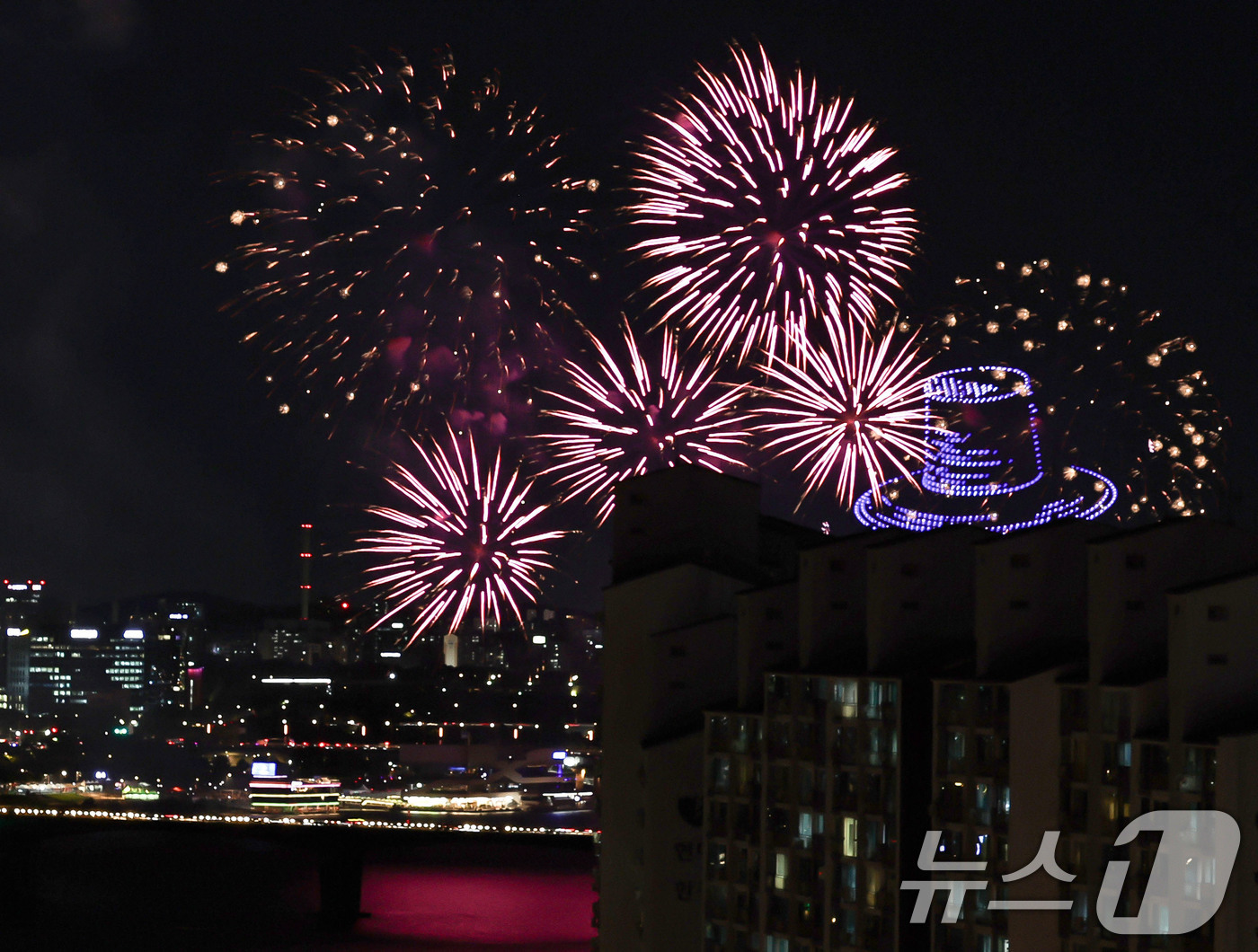(서울=뉴스1) 이종수 기자 = 서울세계불꽃축제 전야제가 열린 4일 서울 여의도 한강공원 일대에서 불꽃과 드론쇼가 밤하늘을 수놓고 있다. 2026.9.4/뉴스1