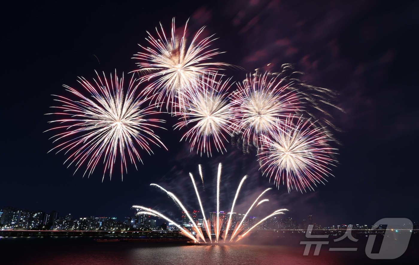 (서울=뉴스1) 사진공동취재단 = 서울세계불꽃축제 2026을 하루 앞둔 4일 오후 서울 여의도 한강공원 일대에서 열린 \'프리덤 250 기념 불꽃쇼 및 드론쇼\'에서 불꽃이 밤하늘 …