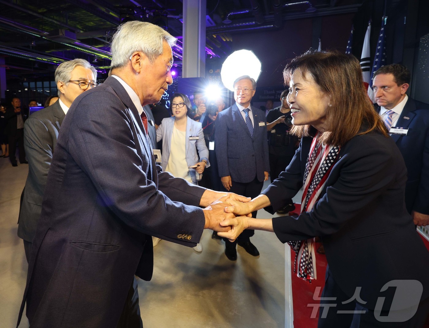 (서울=뉴스1) 사진공동취재단 = 미셸 스틸 주한미국대사가 4일 서울 영등포구 유람선터미널에서 열린 '프리덤 250 기념 불꽃쇼 및 드론쇼'에서 정몽준 아산사회복지재단 이사장과 인 …